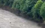Creciente súbita arrasó con botes de rafting con turistas en río Güejar, en Meta
