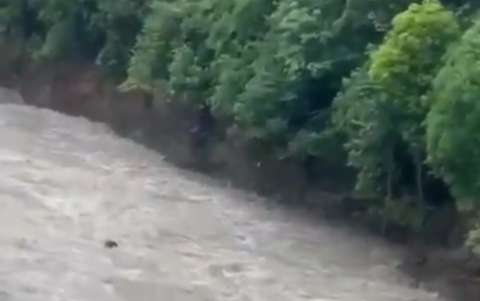 Creciente súbita arrasó con botes de rafting con turistas en río Güejar, en Meta