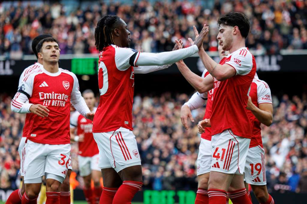 LONDON (United Kingdom), 04/10/2025.- Declan Rice of Arsenal (R) celebrates after scoring the 1-0 goal during the English Premier League match between Arsenal FC and West Ham United, in London, Britain, 04 October 2025. (Reino Unido, Londres) EFE/EPA/TOLGA AKMEN EDITORIAL USE ONLY. No use with unauthorized audio, video, data, fixture lists, club/league logos, 'live' services or NFTs. Online in-match use limited to 120 images, no video emulation. No use in betting, games or single club/league/player publications.