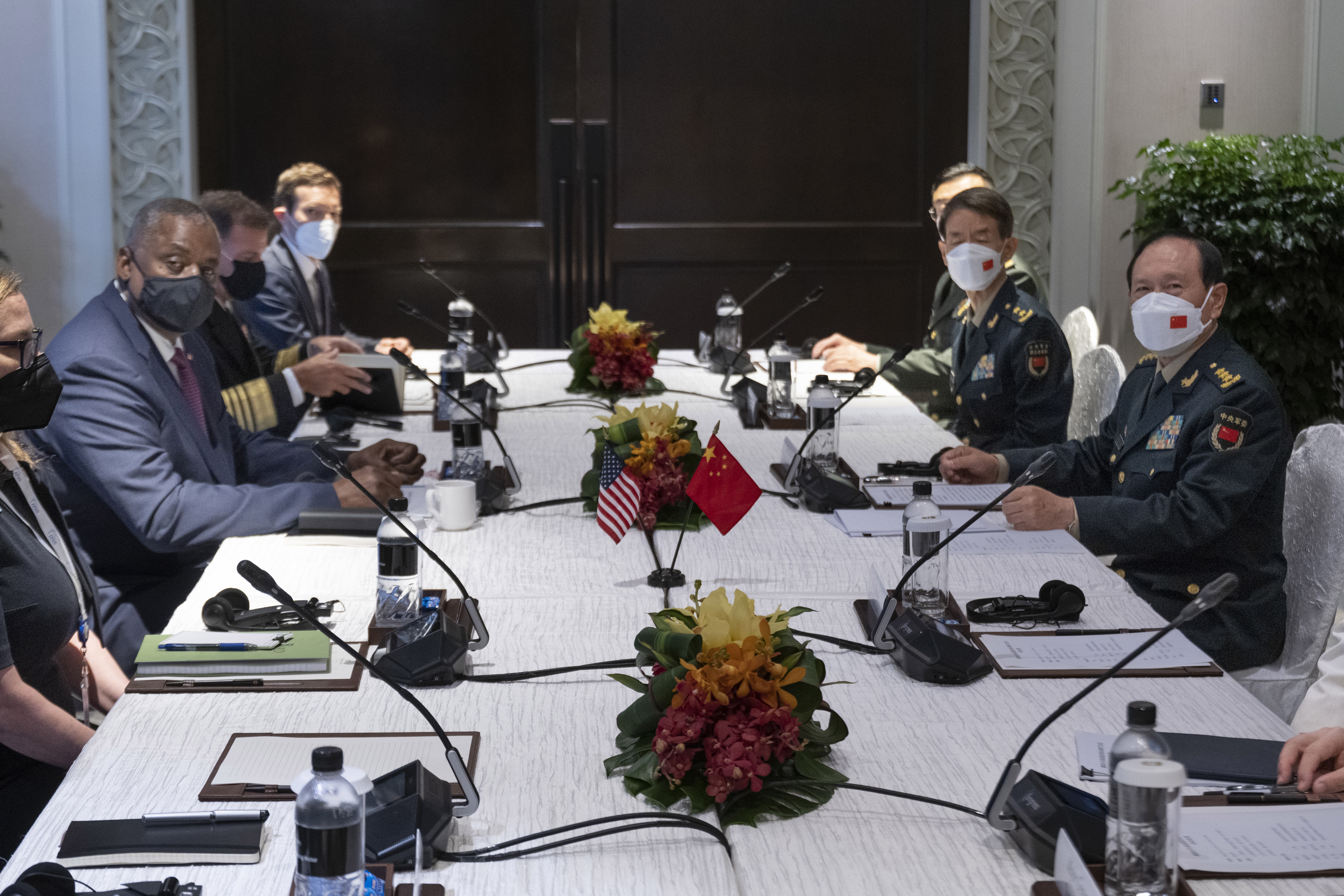 Singapore (Singapore), 10/06/2022.- A handout photo made available by Defense Visual Information Distribution Service shows US Secretary of Defense Lloyd J. Austin III (L) and Chinese Defense Minister Wei Fenghe at the Shangri-La Dialogue in Singapore, 10 June 2022. (Singapur, Singapur) EFE/EPA/CHAD J. MCNEELEY / US DEPARTMENT OF DEFENCE / HANDOUT MANDATORY CREDIT HANDOUT EDITORIAL USE ONLY/NO SALES