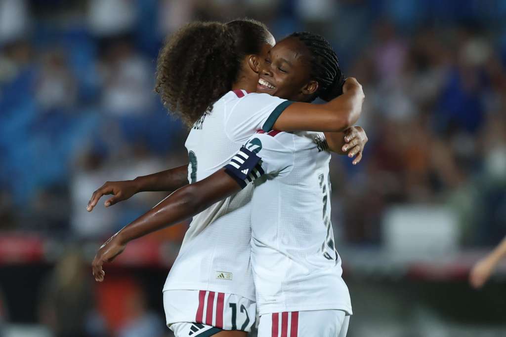 MADRID, 02/09/2026.- La delantera del Real Madrid Linda Caicedo (d) celebra tras anotar un gol durante el partido de clasificación que disputan este miércoles el Real Madrid y el Ajax, en el Estadio Alfredo Di Stéfano de la capital española. EFE/ Kiko Huesca

