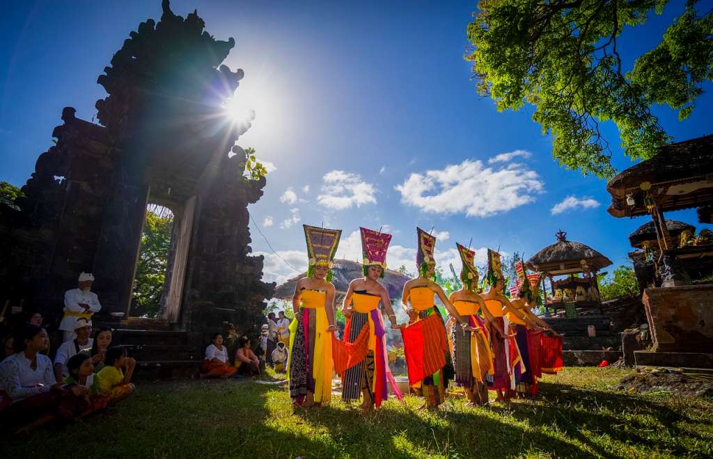 Viviendo en más de 13,400 islas, la nación indonesia cuenta hoy con aproximadamente 200 millones de habitantes, conformados por más de 200 grupos étnicos con sus propios idiomas y dialectos.