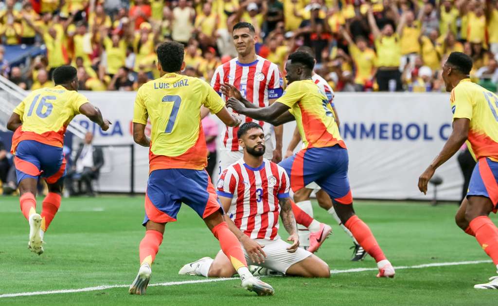 Houston (United States), 24/06/2024.- Paraguay defender Omar Alderete (C) and Paraguay defender Fabian Balbuena (C-Back) react as Columbia players Jefferson Lerma (L), Luis Diaz (2-L) and Carlos Cuesta (3-L) celebrate a goal by James Rodriguez (Not Pictured) during the first half of the CONMEBOL Copa America 2024 group D match between Colombia and Paraguay, in Houston, Texas, USA, 24 June 2024. EFE/EPA/LESLIE PLAZA JOHNSON
