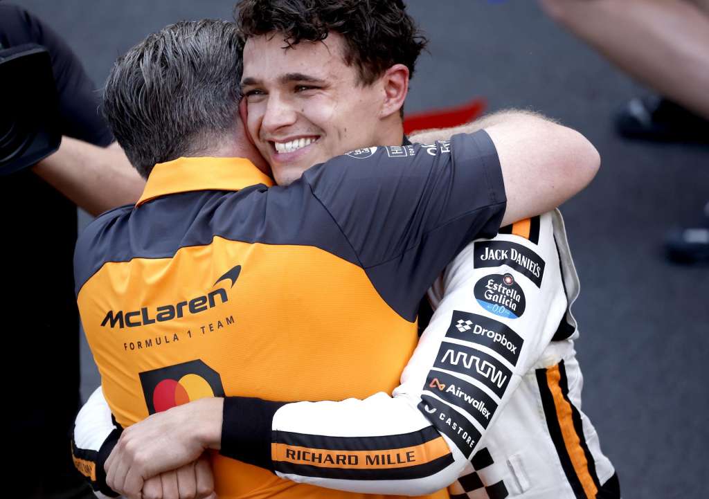 Monaco (Monaco), 25/05/2025.- McLaren driver Lando Norris (R) of Britain celebrates with McLaren Racing CEO Zak Brown after winning the Formula One Grand Prix of Monaco at the Circuit de Monaco in Monte Carlo, Monaco, 25 May 2025. (Fórmula Uno, Reino Unido) EFE/EPA/YOAN VALAT
