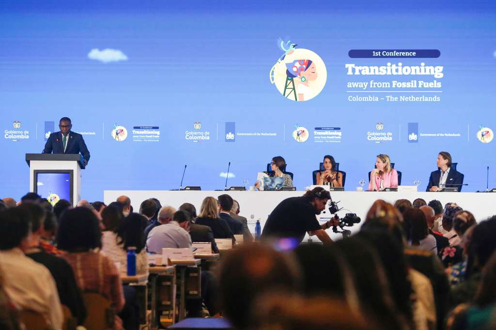 AME7228. SANTA MARTA (COLOMBIA), 28/04/2026.- El general adjunto para la Acción Climática de Naciones Unidas, Selwin Hart (i), habla en una foro de la Primera Conferencia para la Transición más allá de los Combustibles Fósiles este martes, en Santa Marta (Colombia). La descarbonización de las balanzas comerciales y el impulso que puede dar la cooperación internacional abrieron el diálogo en el segmento de alto nivel de la primera Conferencia para la Transición más allá de los Combustibles Fósiles. EFE/ Ricardo Maldonado Rozo