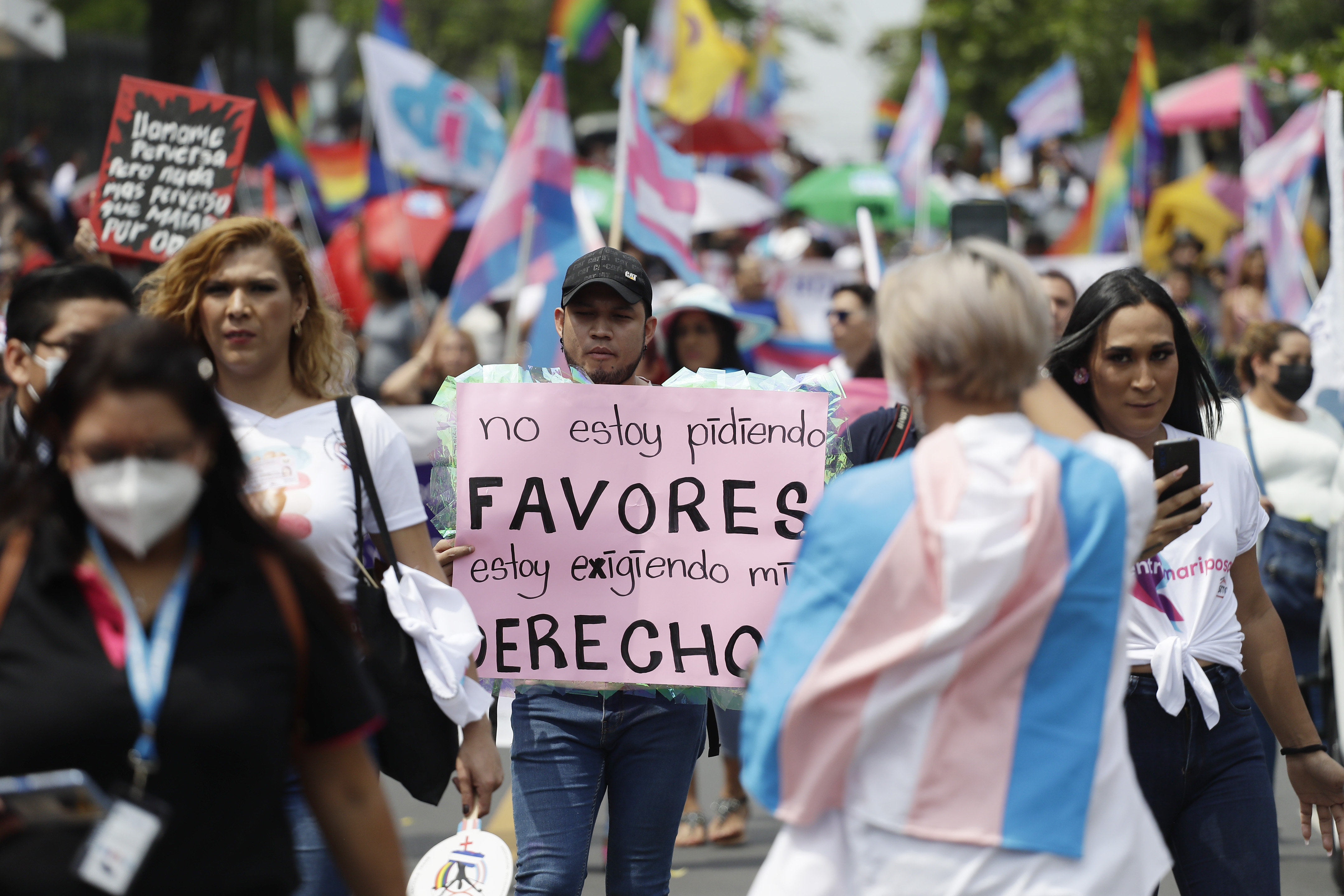 ES2003.SAN SALVADOR (EL SALVADOR) 17/05/2022- Miembros de diferentes colectivos transgénero marcharon en el marco del Día Internacional contra la Homofobia hoy, en San Salvador (El Salvador). Un grupo de mujeres y hombres transgénero y transexuales exigieron este martes en El Salvador, con motivo del Día Internacional contra la Homofobia, la Transfobia y la Bifobia, que se hagan valer sus derechos humanos fundamentales, como el acceso a la educación, salud y trabajo digno, y urgieron al Congreso la aprobación de una ley de identidad de género. EFE/Rodrigo Sura