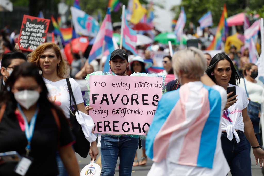 ES2003.SAN SALVADOR (EL SALVADOR) 17/05/2022- Miembros de diferentes colectivos transgénero marcharon en el marco del Día Internacional contra la Homofobia hoy, en San Salvador (El Salvador). Un grupo de mujeres y hombres transgénero y transexuales exigieron este martes en El Salvador, con motivo del Día Internacional contra la Homofobia, la Transfobia y la Bifobia, que se hagan valer sus derechos humanos fundamentales, como el acceso a la educación, salud y trabajo digno, y urgieron al Congreso la aprobación de una ley de identidad de género. EFE/Rodrigo Sura