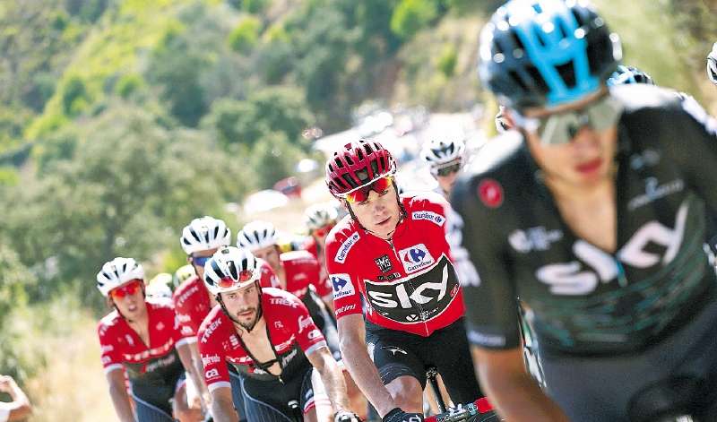 Froome y su poderoso Sky tendrán dos días claves para mantener la camiseta roja. / Efe