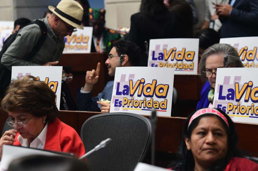En el debate de control político al ministro Iván Velásquez, los parlamentarios de la bancada del Pacto Histórico exhiben en sus curules carteles de respaldo al jefe esa cartera: "La vida es prioridad".