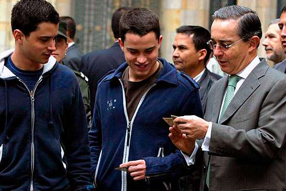 El expresidente Álvaro Uribe junto a sus hijos Tomás y Jerónimo.