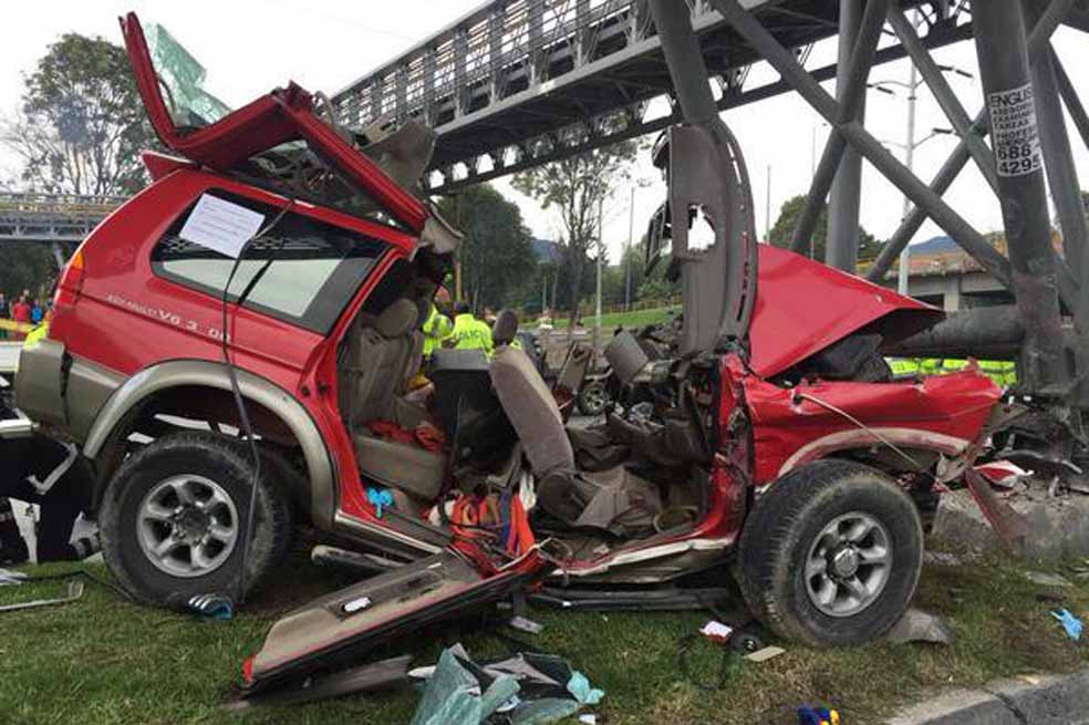 El campero en el que viajaban se estrelló contra el poste de un puente. / Bomberos