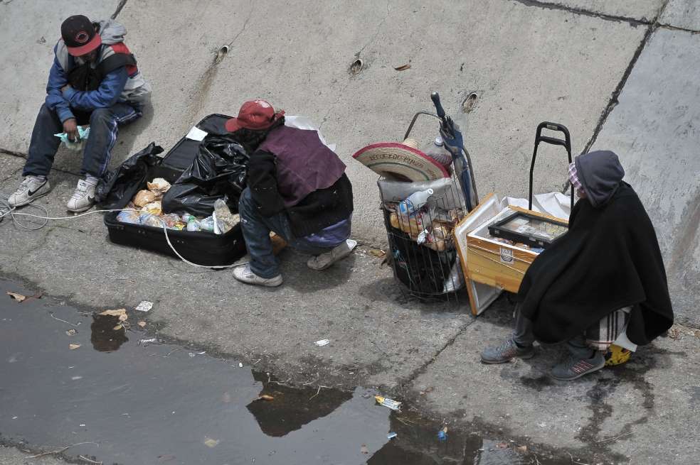 Cientos de habitantes de la calle empezaron a vivir en la NQS con calle 6, presuntamente llevados allí por la Policía, y en la madrugada del jueves una corriente por el caño arrastró a varios y causó pánico por el peligro. ¿Tiene sentido esta tragedia? / El Espectador/Óscar Pérez