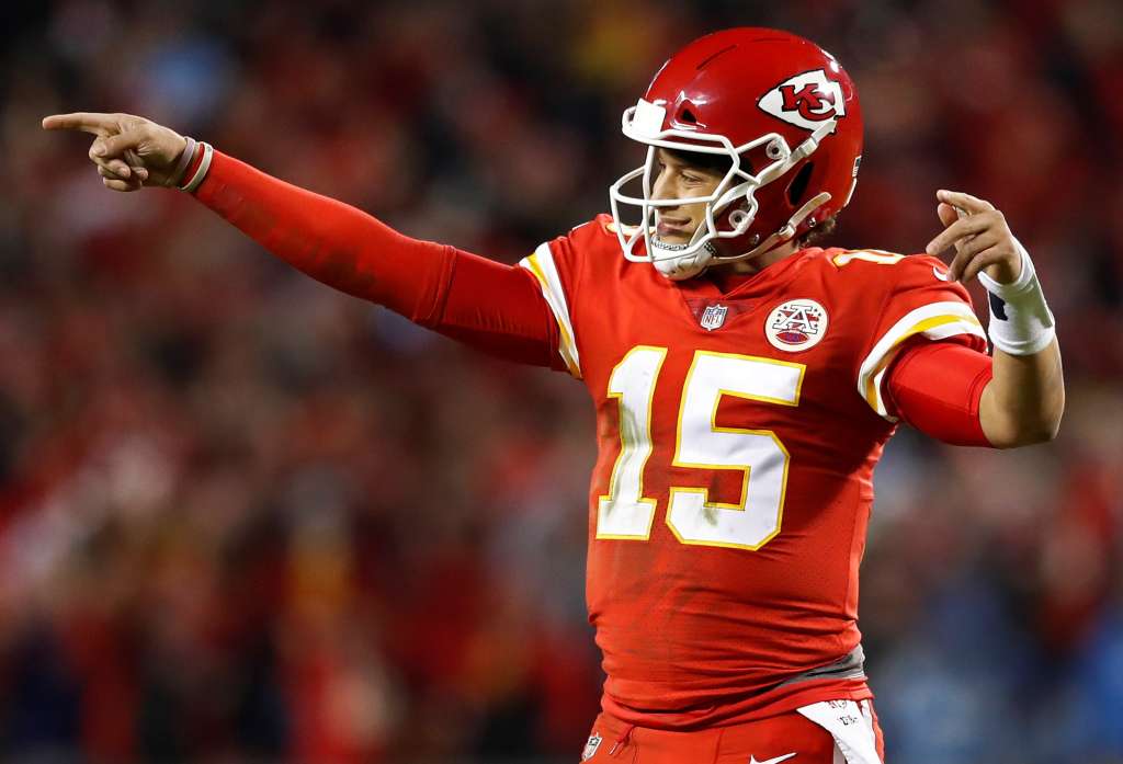 LWS105. BOGOTÁ (COLOMBIA), 07/02/2024.- Fotografía de archivo del mariscal de campo de Kansas City Chiefs Patrick Mahomes celebrando una anotación contra Los Angeles Chargers en un juego de la NFL American, el 13 de diciembre de 2018, en Kansas City (Estados Unidos). El próximo domingo en el Allegiant Stadium de Las Vegas, el 'quarterback' de los Kansas City Chiefs, Patrick Mahomes, peleará por su tercer trofeo Vince Lombardi sin haber cumplido todavía los 30 años, asentado como el jugador más representativo de la NFL y decidido a agregar un nuevo glorioso capítulo en una carrera ya legendaria. EFE/LARRY W. SMITH / ARCHIVO