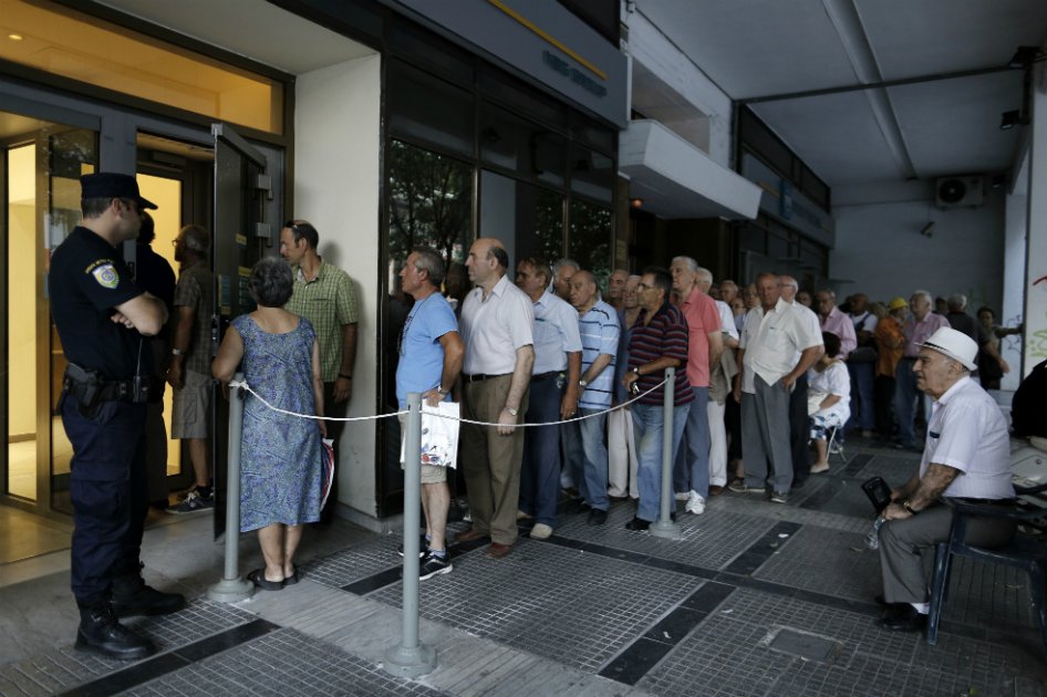 Gobierno griego decidió mantener por unos días el cierre de los bancos.  / Bloomberg News