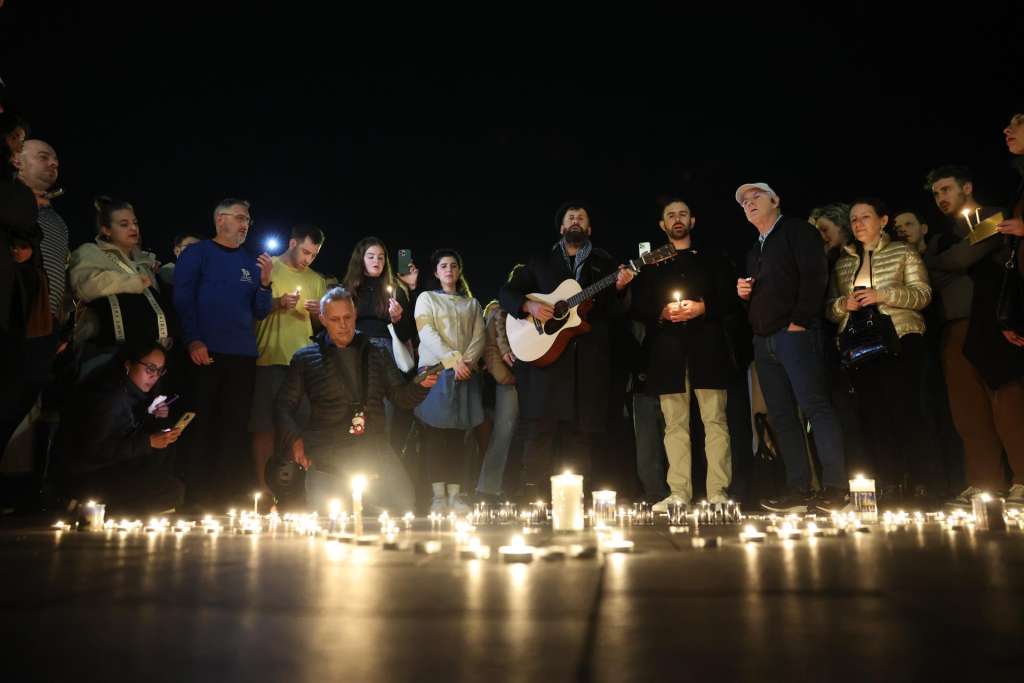 Tel Aviv (Israel), 14/12/2025.- People light candles in solidarity with the victims of the Jewish community shooting attack in Bondi Beach, Sydney, Australia, at the beach of Tel Aviv, Israel, 14 December 2025. At least 16 people were killed in a shooting incident at the Jewish community's Hanukkah festival celebrations at Bondi Beach in Sydney, Australia. EFE/EPA/ABIR SULTAN