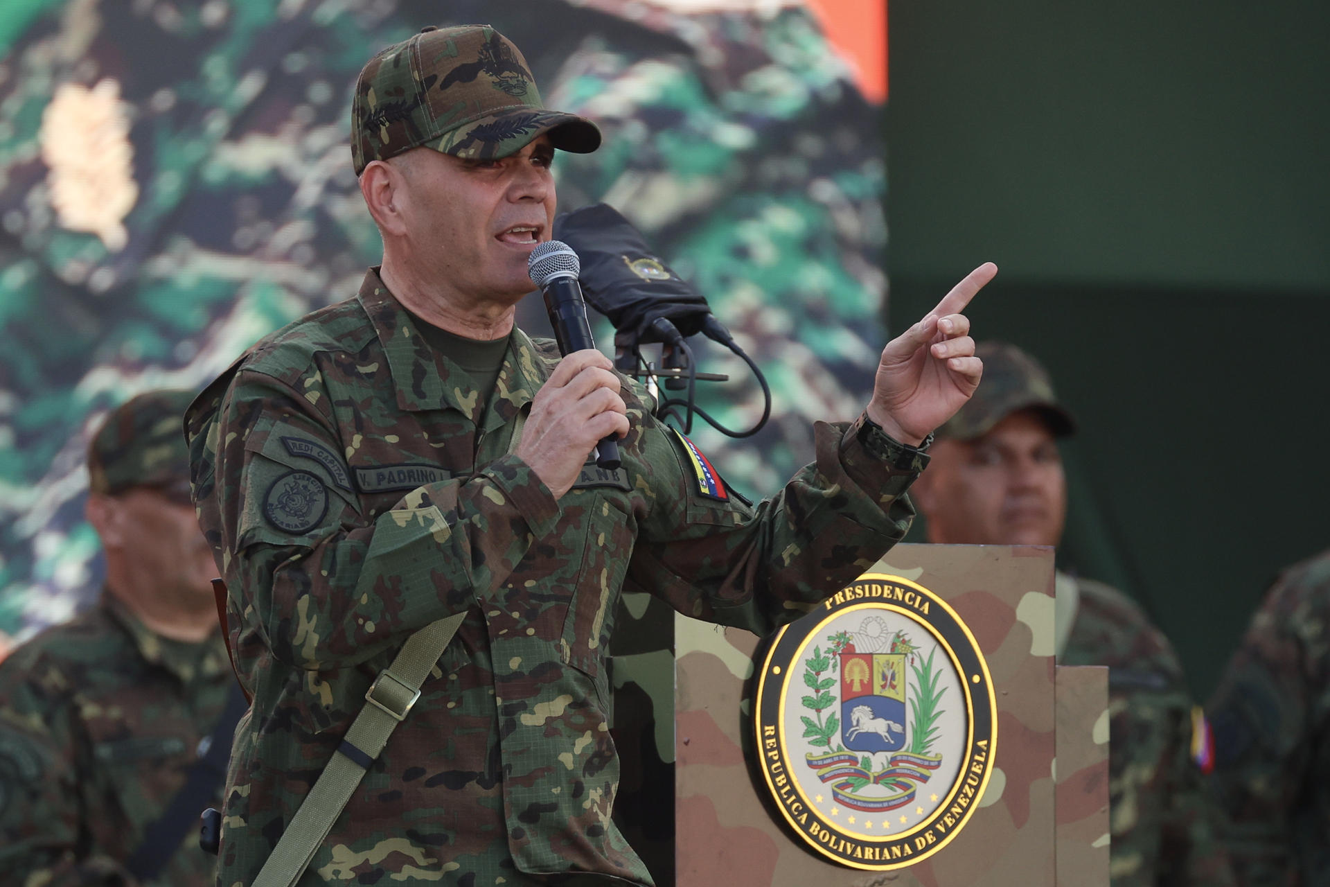 AME1831. BOGOTÁ (COLOMBIA), 04/01/2026.- Fotografía de archivo del 23 de septiembre de 2025 que muestra al ministro de Defensa de Venezuela, Vladimir Padrino López, hablando durante un ejercicio militar en Caracas (Venezuela). Padrino López rechazó este domingo la captura del presidente venezolano, Nicolás Maduro, que tachó como "cobarde secuestro" y afirmó, al leer un comunicado de la Fuerza Armada Nacional Bolivariana (FANB), que ocurrió "luego de asesinar a sangre fría a gran parte de su equipo de seguridad". EFE/ Miguel Gutiérrez ARCHIVO