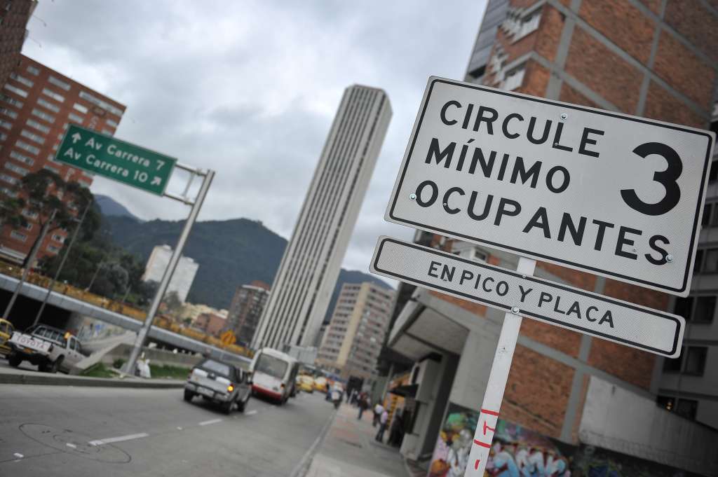 Avisos que hacen referencia a el cambio de restricción vehicular en el centro de la capital