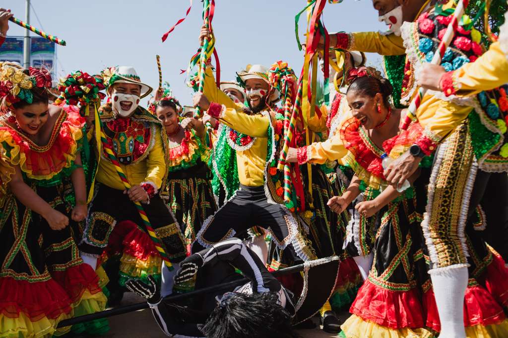 Hombres y mujeres, con sus vestidos característicos de la fiesta, danzan al rededor de la muerte, como símbolo de su derrota.