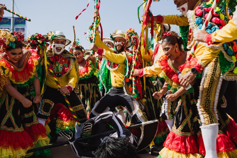 Hombres y mujeres, con sus vestidos característicos de la fiesta, danzan al rededor de la muerte, como símbolo de su derrota.