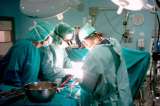 Médicos retiran tijeras que llevaban 18 años en el estómago de un hombre