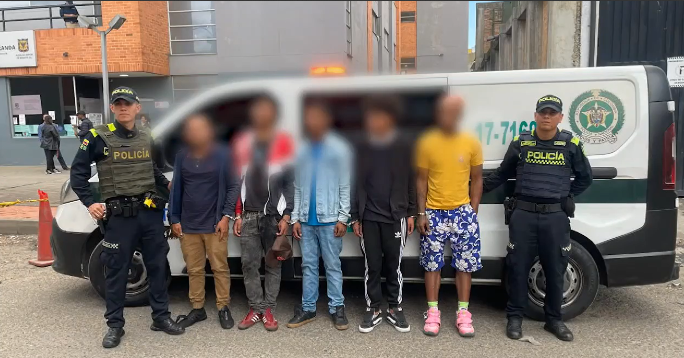 Los cinco sujetos cayeron tras robarle el celular a un usuario de Transmilenio en la estación Calle 19, en el centro de la ciudad.