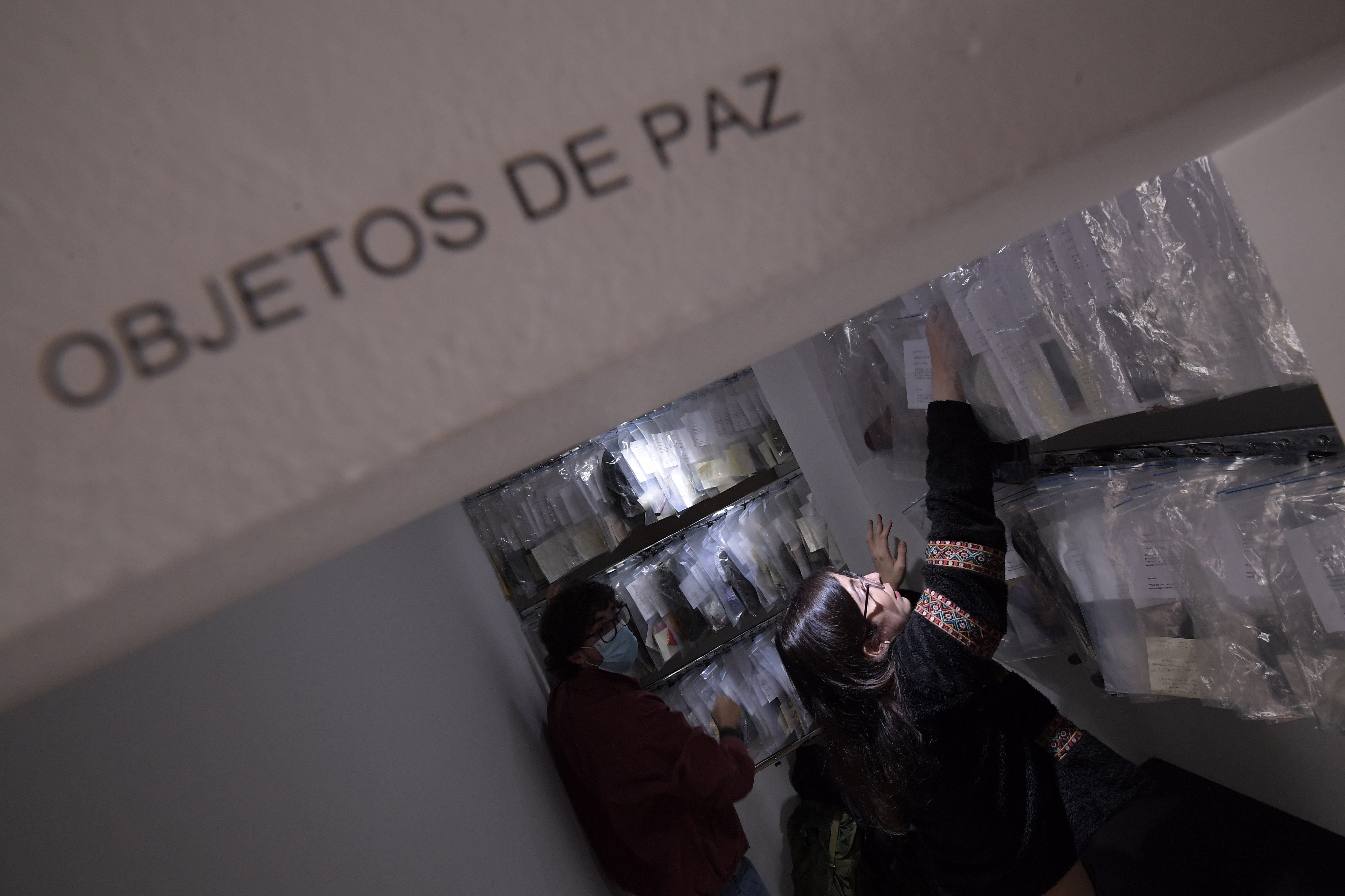 La colección Objetos de Paz está guardada en el rincón de un apartamento, en Bogotá. Sus creadores quieren que sea publicada.