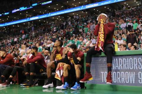 LeBron James dio señales de cansancio en Boston