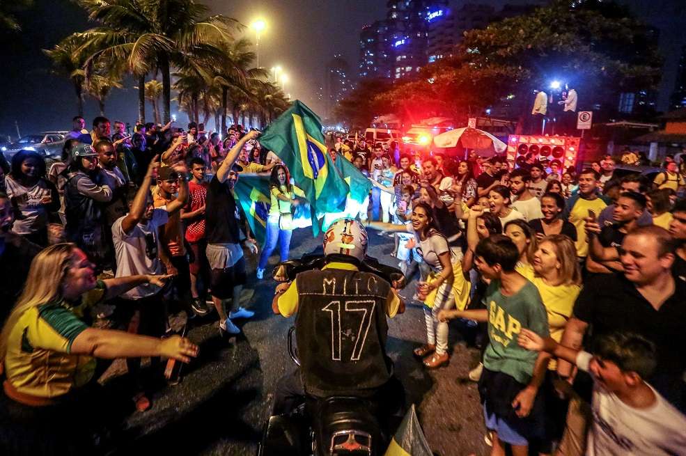 Simpatizantes del Partido Social Liberal (PSL), partido del candidato ultraderechista Jair Bolsonaro, celebraron frente a la casa del candidato tras resultado electoral. / EFE