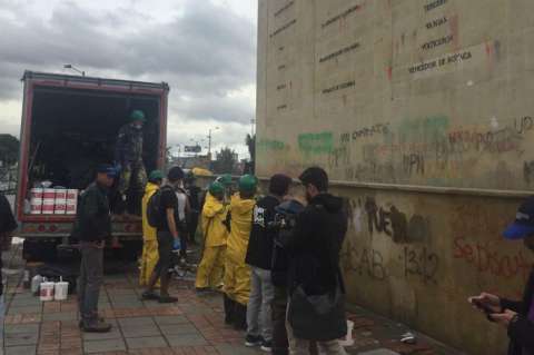 Infractores del Código de Policía comenzaron limpieza del monumento a Los Héroes