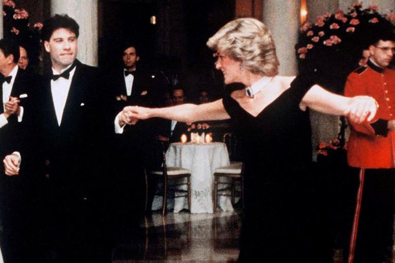 El icónico vestido que usó Lady Di para bailar con John Travolta no encuentra comprador