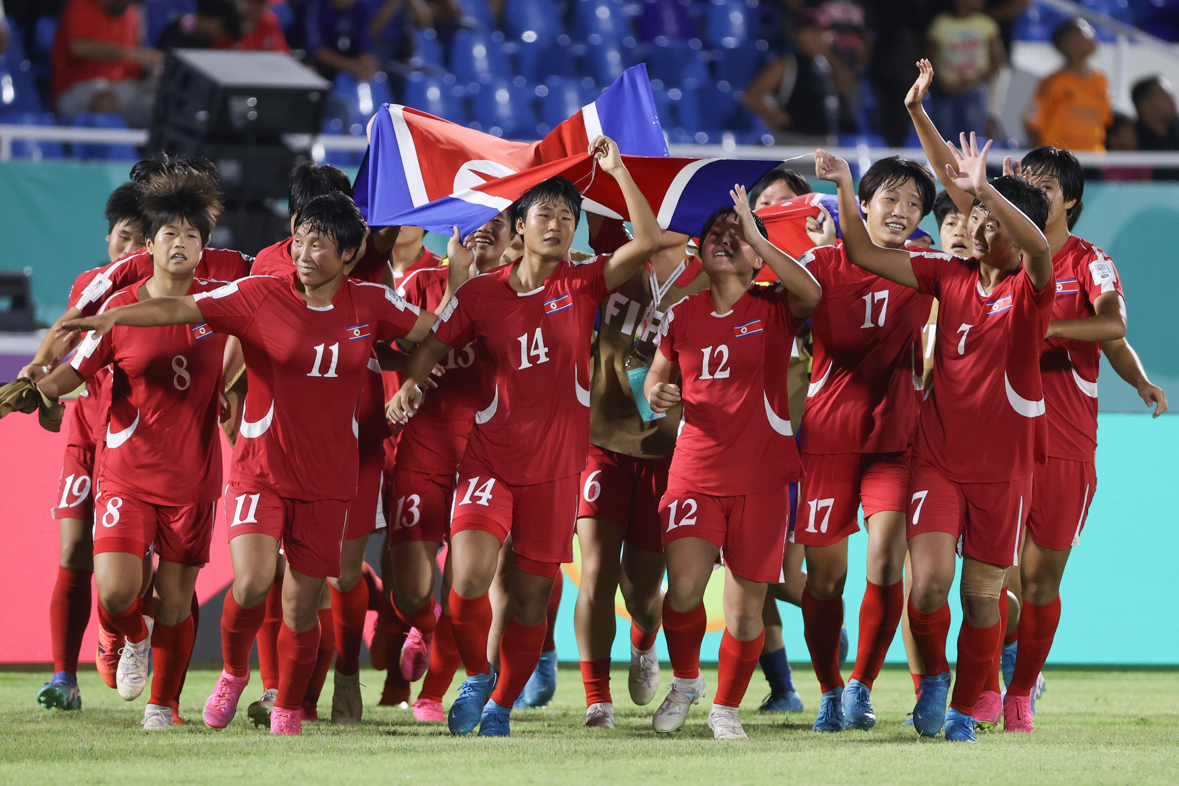 EVE5526. SANTO DOMINGO (REPÚBLICA DOMINICANA), 03/11/2024.- Jugadoras de Corea del Norte celebran al ganar la Copa Mundial Femenina sub-17 ante España este domingo, en el estadio Olímpico Félix Sánchez en Santo Domingo (República Dominicana). EFE/ Orlando Barría