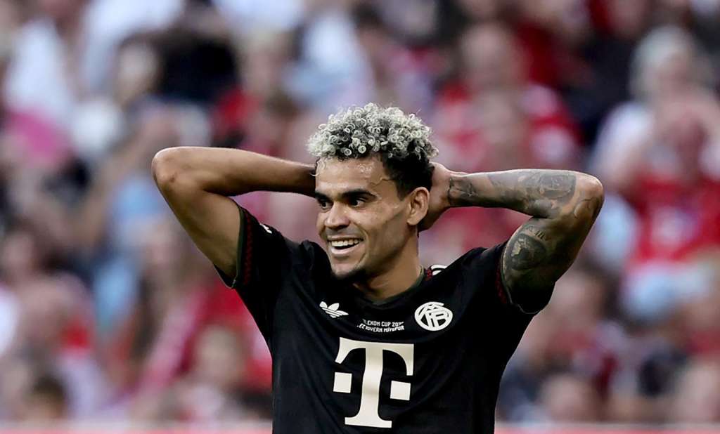 MUNICH (Germany), 07/08/2025.- Luis Diaz of Bayern Munich puts his hands on his head during the Telecom Cup soccer match between FC Bayern Munich and Tottenham Hotspur in Munich, Germany, 07 August 2025. (Alemania) EFE/EPA/RONALD WITTEK