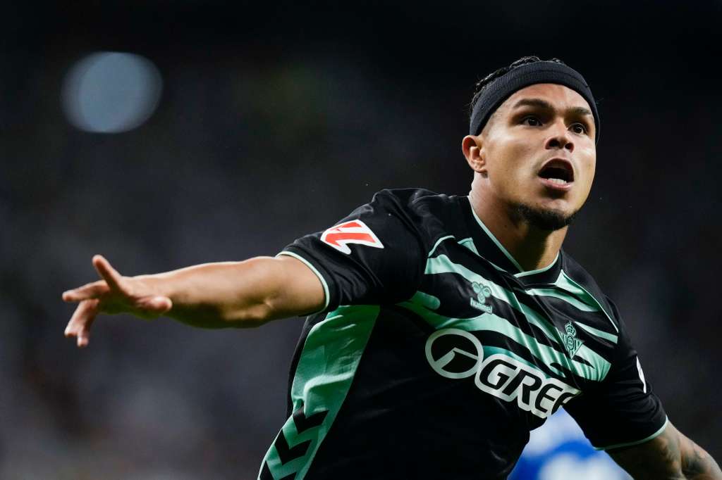 BARCELONA, 05/10/2025.-El delantero del Betis Roberto Fernández, celebra su gol contra el Espanyol durante el partido de la jornada 8 de LaLiga EA Sports entre le Espanyol y el Betis, este domingo en el RCDE Stadium en Barcelona.-EFE/ Enric Fontcuberta