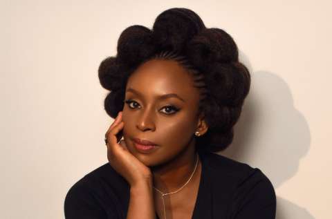 “Esta no es una novela sobre el duelo, pero vino de ahí”: Chimamanda Ngozi Adichie