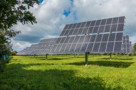 Apple logra alimentar el 100 % de sus operaciones con energía renovable