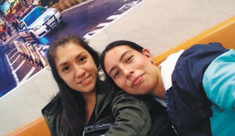 Angie Paola Vaquero, la víctima, a la izquierda, y su pareja Cindy Tatiana Contreras. / Archivo Particular