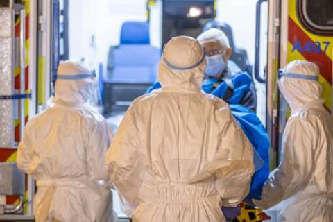 China da por superado el pico de transmisiones de COVID-19 en el país