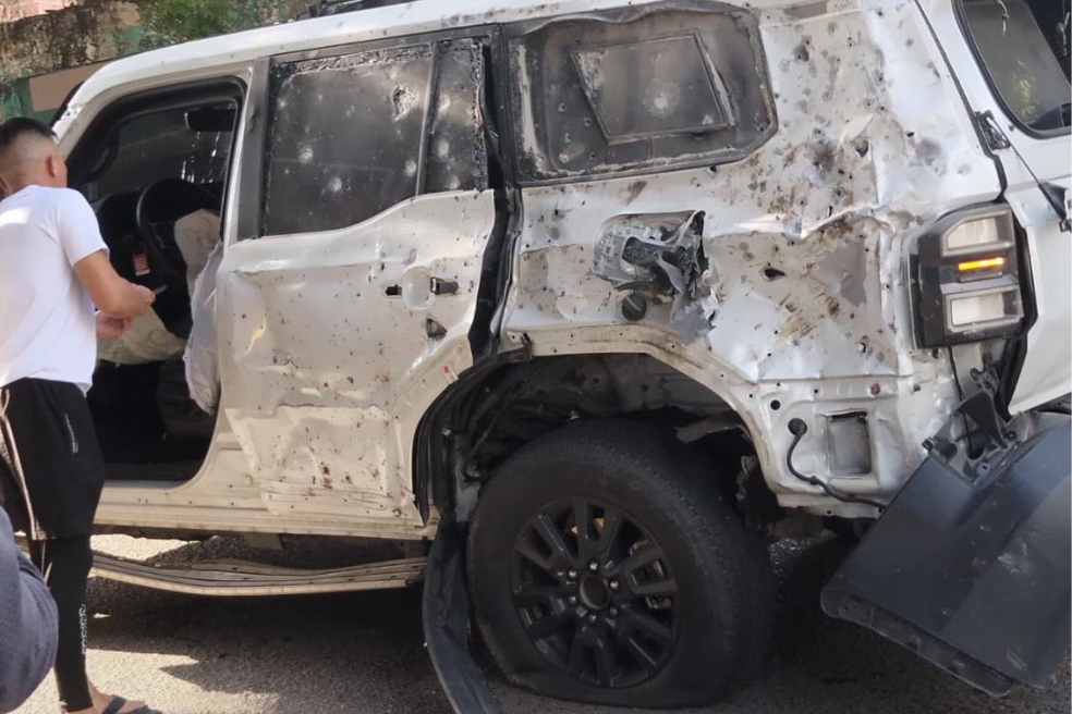 Según detalló la Policía Nacional, al paso del vehículo fue activado un artefacto explosivo. El comandante de la estación, junto con el conductor, salieron ilesos.
