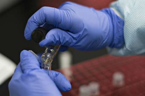 Médicos formulan medicinas con base en obsequios del sector