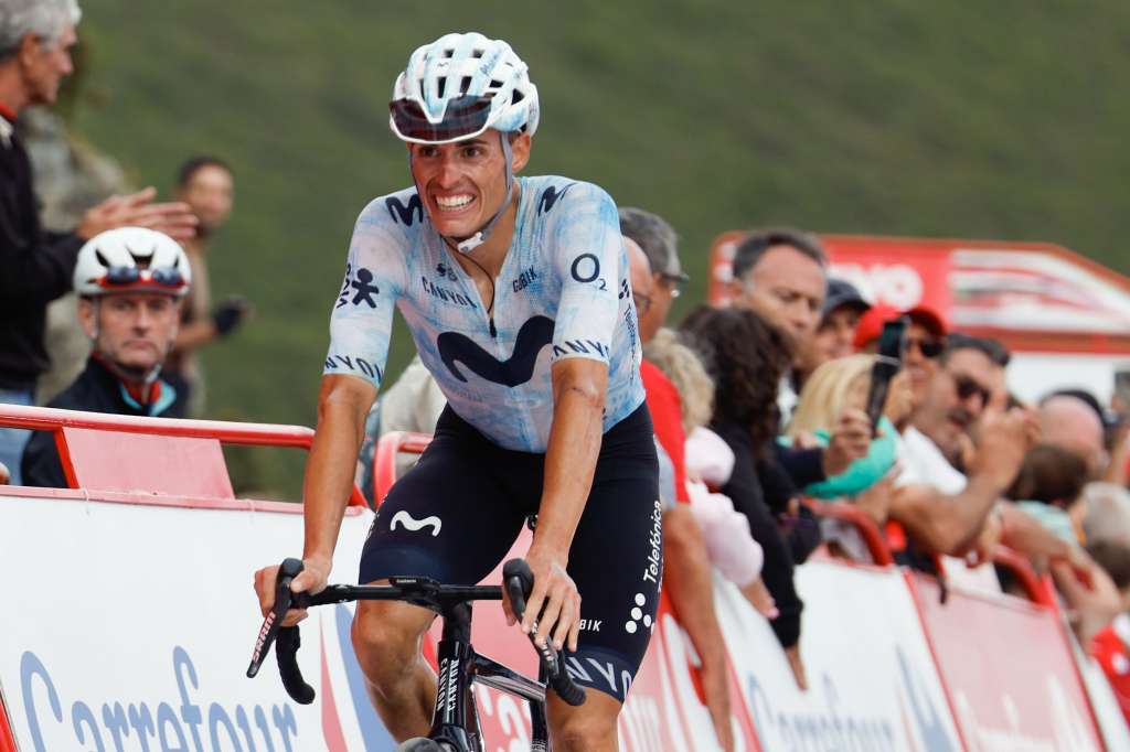 LUGO, 30/08/2024.- El ciclista español Enric Mas, del equipo Movistar, durante la decimotercera etapa de la Vuelta ciclista a España que se ha disputado este viernes sobre 176 kilómetros entre Lugo y el Puerto de Ancares. EFE/Javier Lizón