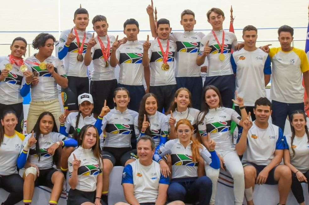 Los representantes de Colombia en el Campeonato Panamericano Junior de Pista de Asunción, Paraguay.