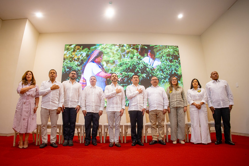 De izquierda a derecha: los magistrados Nubia Stella Martínez, Silvio Carrasquilla, Juan Carlos Wills, Juan Felipe Lemos, José Antonio Parra, Plinio Alarcón, Cielo Rusinque, Ana Jimena Bautista y Gersel Pérez. En el centro, el presidente Abelardo de la Espriella.