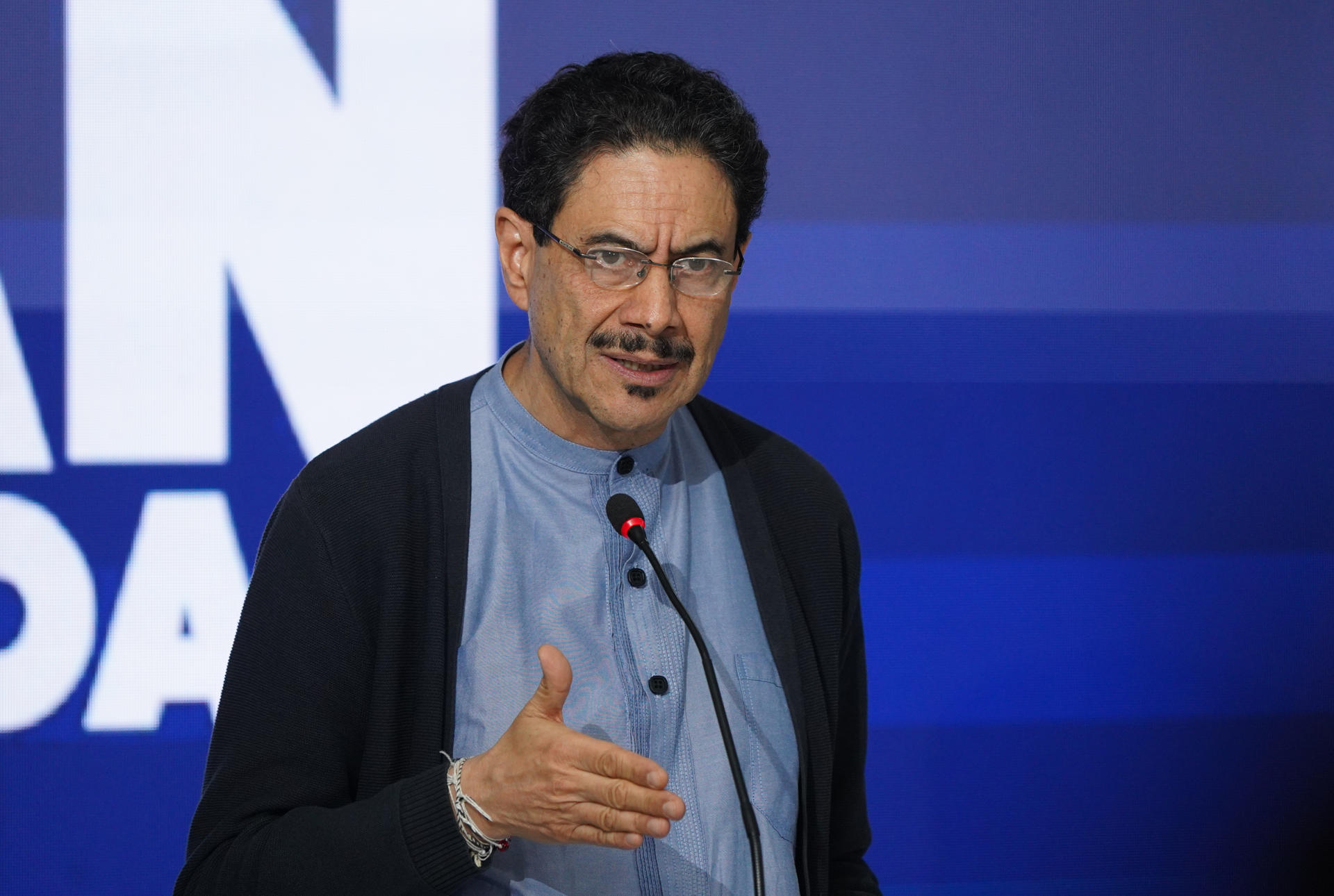 AME1725. BOGOTÁ (COLOMBIA), 16/06/2026.- El candidato presidencial colombiano de izquierda Iván Cepeda habla durante una rueda de prensa este martes, en Bogotá (Colombia). Cepeda presentó un certificado médico para desmentir publicaciones de la campaña de su rival, el ultraderechista Abelardo de la Espriella, que cuestionan su estado de salud y su capacidad para ejercer la Presidencia de la República. EFE/ Pablo R. Seco
