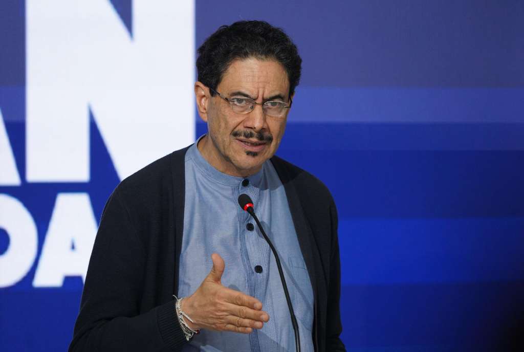 AME1725. BOGOTÁ (COLOMBIA), 16/06/2026.- El candidato presidencial colombiano de izquierda Iván Cepeda habla durante una rueda de prensa este martes, en Bogotá (Colombia). Cepeda presentó un certificado médico para desmentir publicaciones de la campaña de su rival, el ultraderechista Abelardo de la Espriella, que cuestionan su estado de salud y su capacidad para ejercer la Presidencia de la República. EFE/ Pablo R. Seco