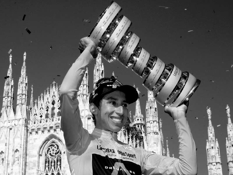 Egan Bernal celebra su título en el Giro de Italia 2021 / AFP / Luca Bettini