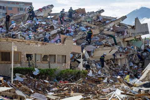 “Esto parece una gallera”: la falta de comida y techo agobia a Venezuela tras los terremotos