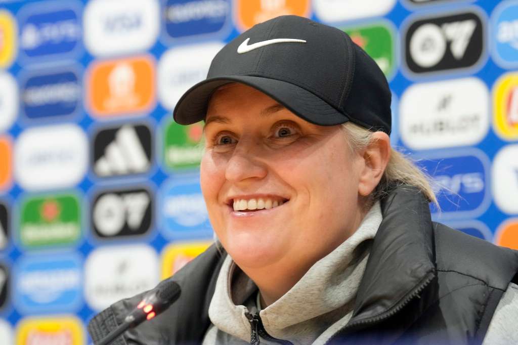GRAFCAT3384. BARCELONA, 19/04/2024.- La entrenadora del Chelksea FC, Emma Hayes, durante la rueda de prensa que ha ofrecido este viernes en el Estadio Olímpico Lluis Companys, donde mañana disputarán el partido de ida de semifinales de la Liga de Campeones contra el FC Barcelona. EFE/ Enric Fontcuberta.