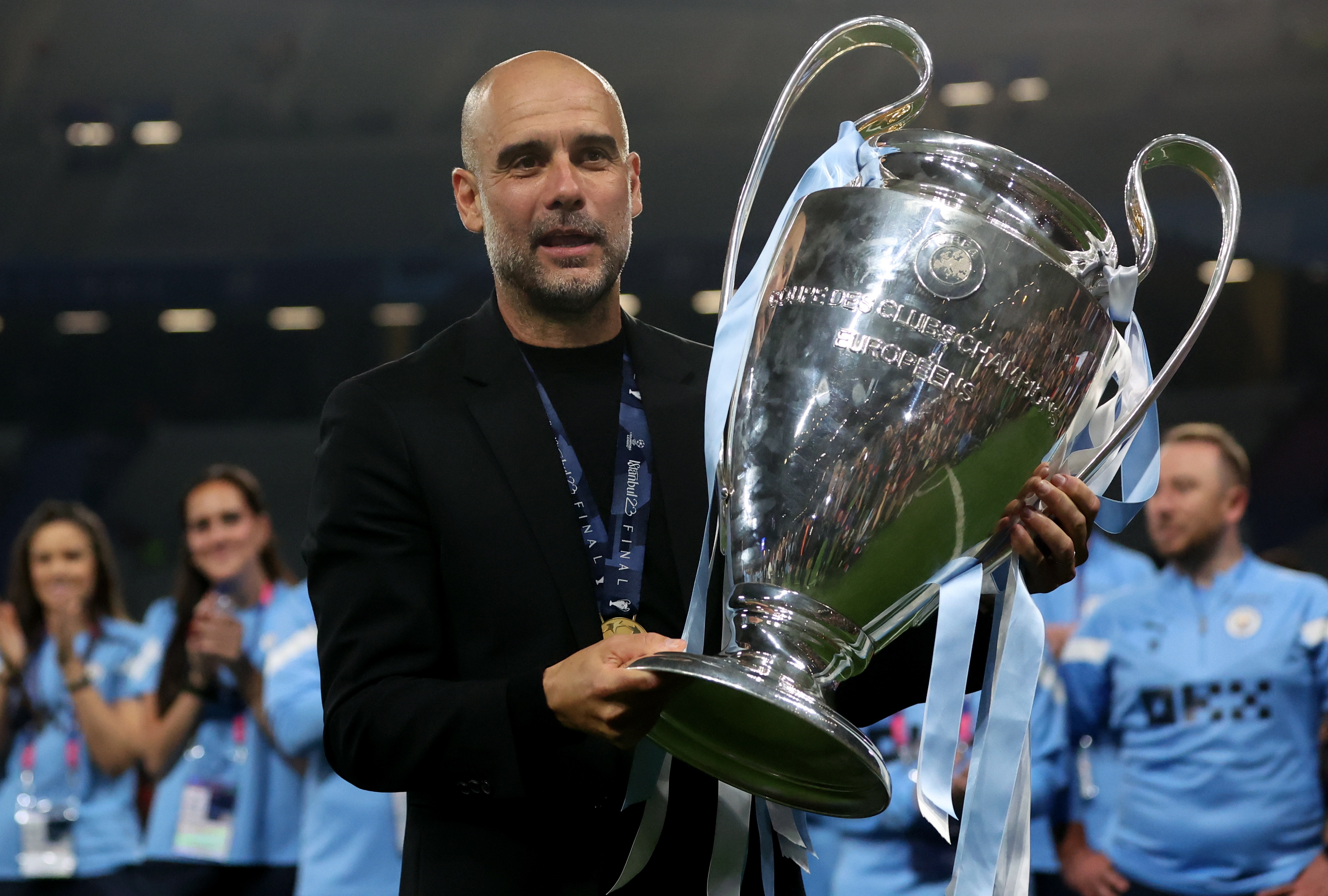 Istanbul (Turkey), 10/06/2023.- Manchester City manager Pep Guardiola poses with the trophy during the UEFA Champions League Final soccer match between Manchester City and Inter Milan, in Istanbul, Turkey, 10 June 2023. (Liga de Campeones, Turquía, Estanbul) EFE/EPA/MARTIN DIVISEK