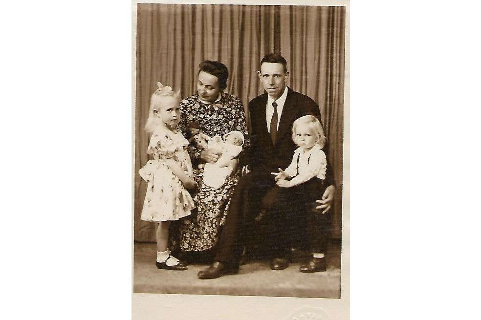 Retrato de Mechthild Kohlsdorf y Günther Büch, fundadores de la reserva Meremberg, con sus hijos en 1958.