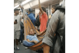Video: hombre colgó hamaca y se acostó dentro  de vagón del metro de Medellín